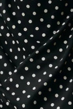 Schulterfreies Maxikleid mit Bindedetail und Punktemuster