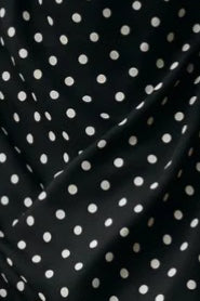 Schulterfreies Maxikleid mit Bindedetail und Punktemuster