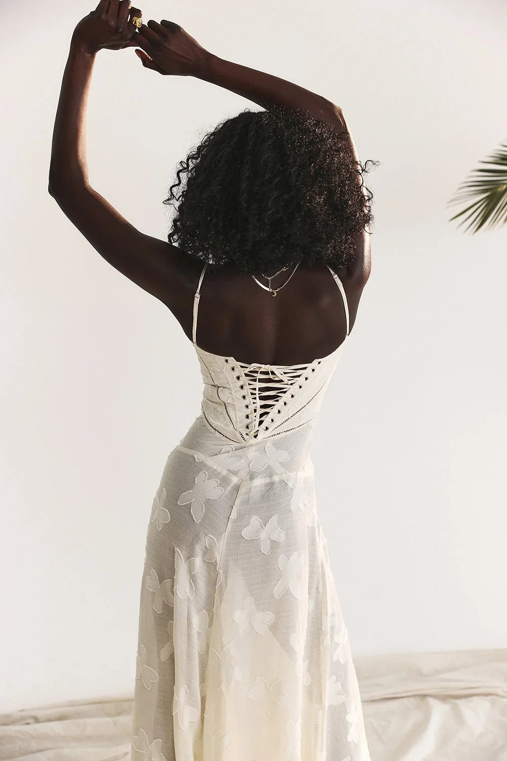 Damen Maxikleid mit Blumenapplikationen und Spaghettiträgern