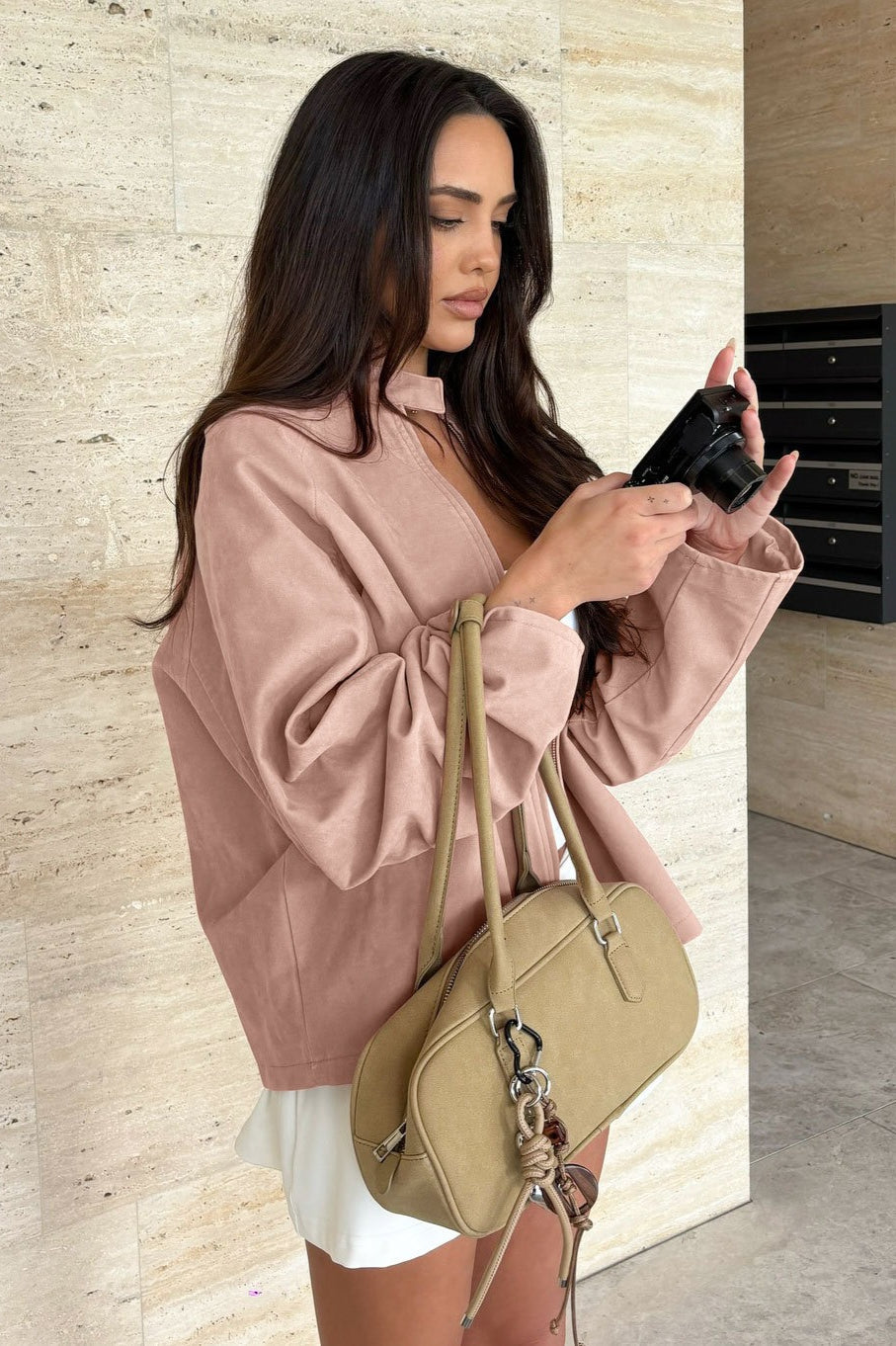 Jacke mit Stehkragen, langen Ärmeln und Wildleder