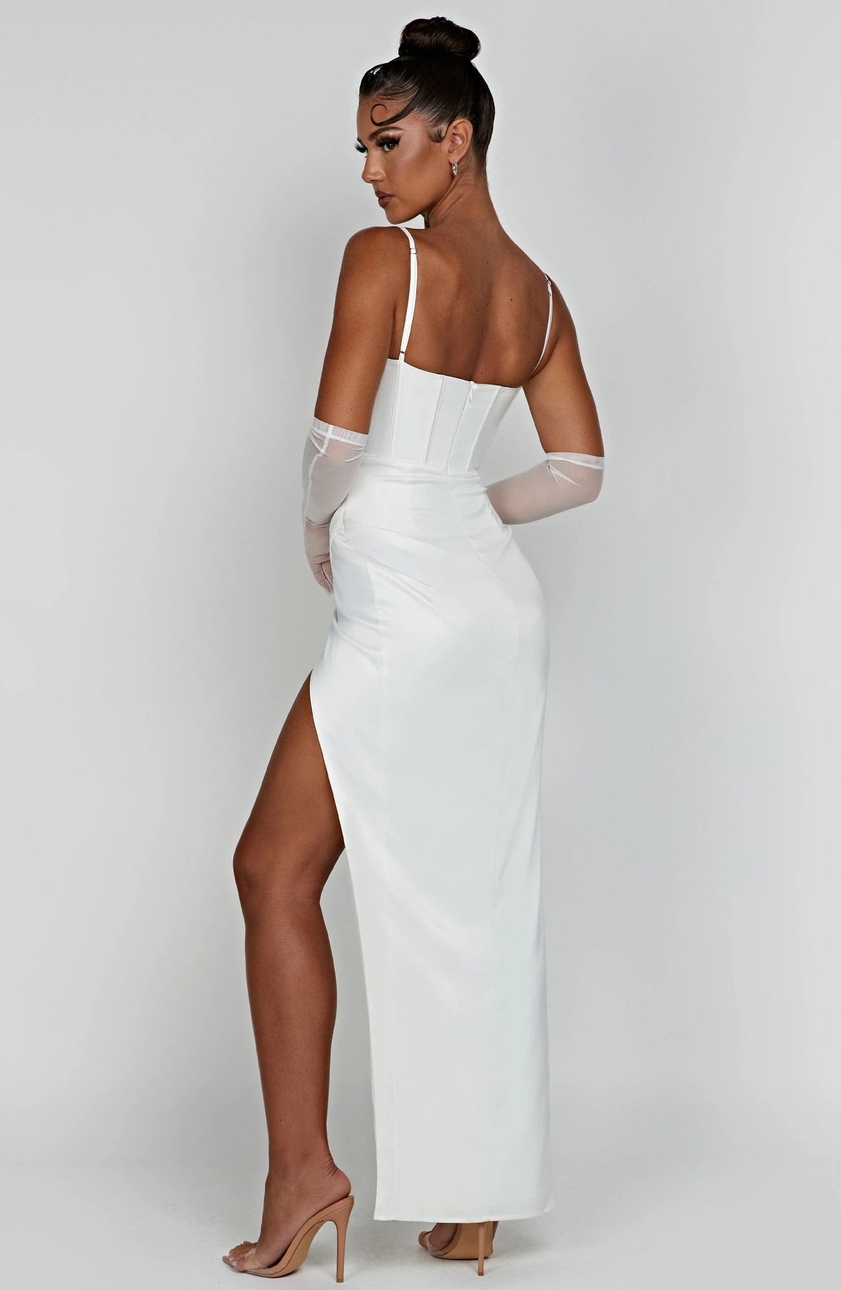 Despina – Satin-Maxikleid mit Beinschlitz und Korsett-Schnürung