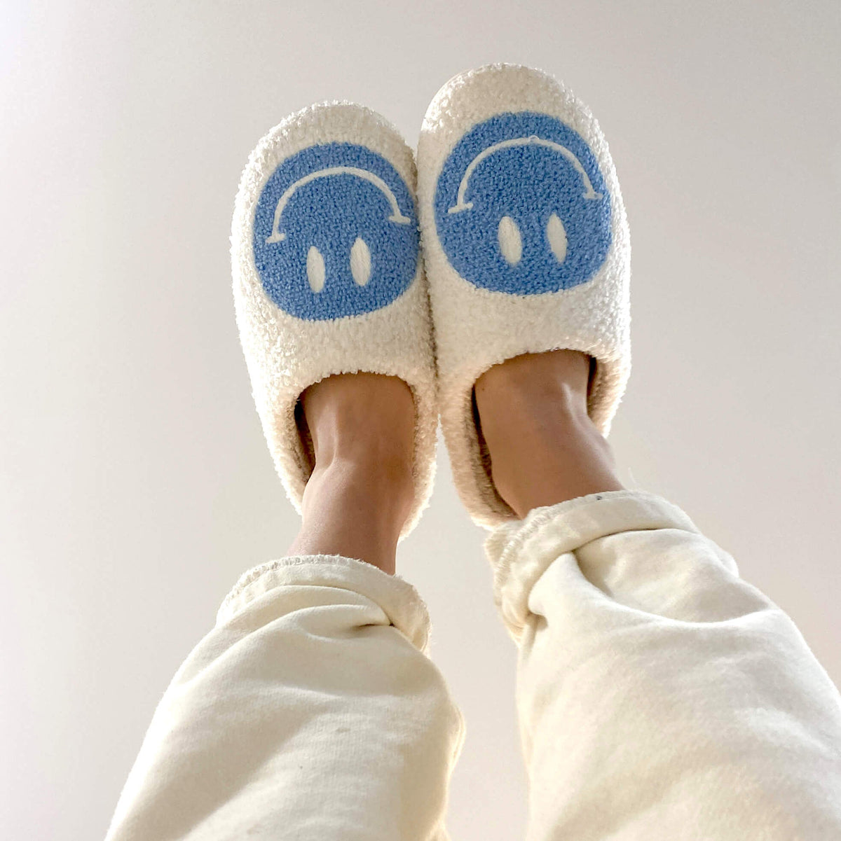 Smiley Comfort Hausschuhe – Für eine fröhliche sowie warme Atmosphäre