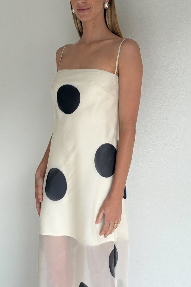 Figurbetontes Maxikleid mit Punktemuster in Weiß mit Schulterfrei