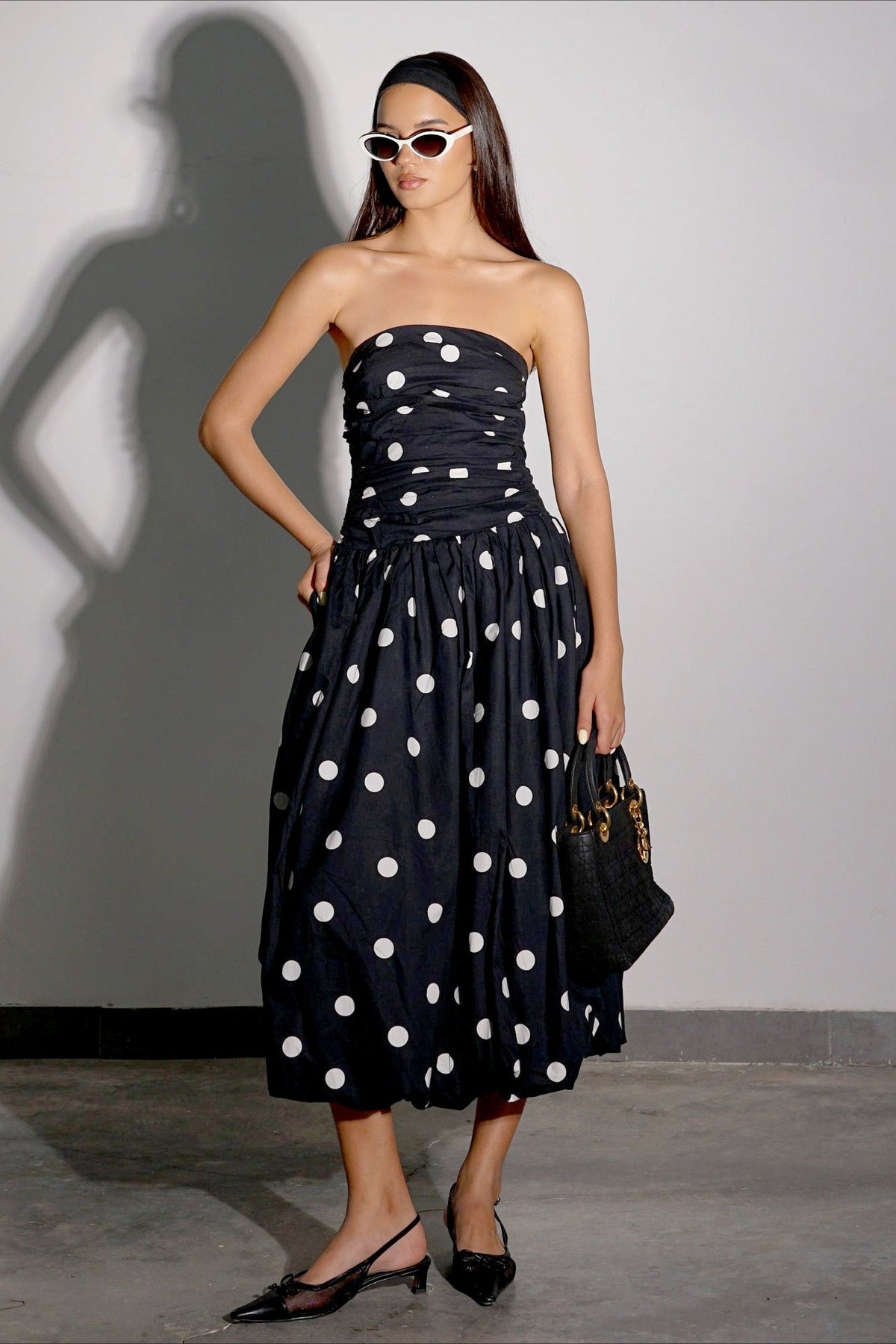 Trägerloses Maxikleid mit Punktemuster in Schwarz