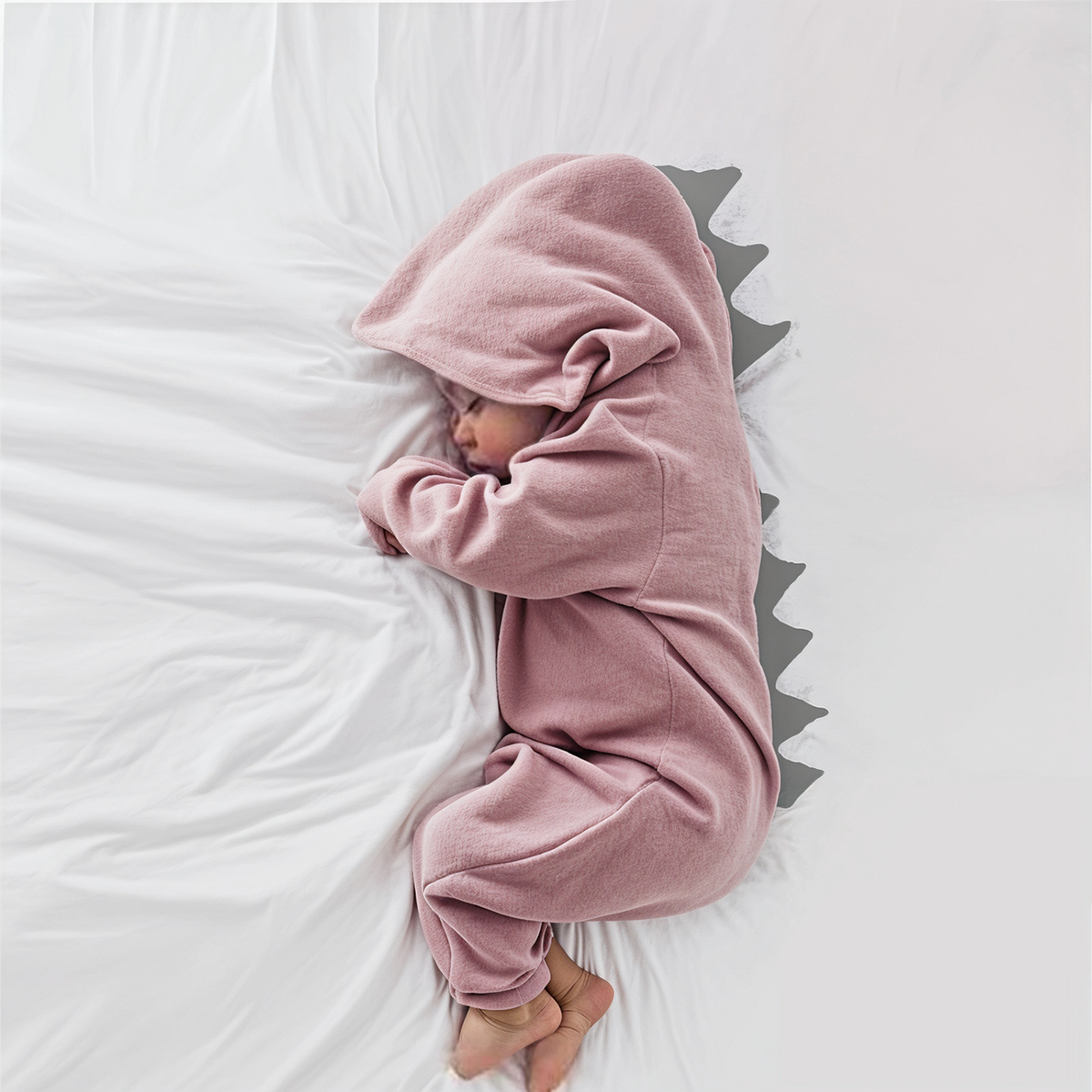 DinoBaby Jumpsuit – Weicher Overall mit Kapuze sowie Verspielten Rückendetails