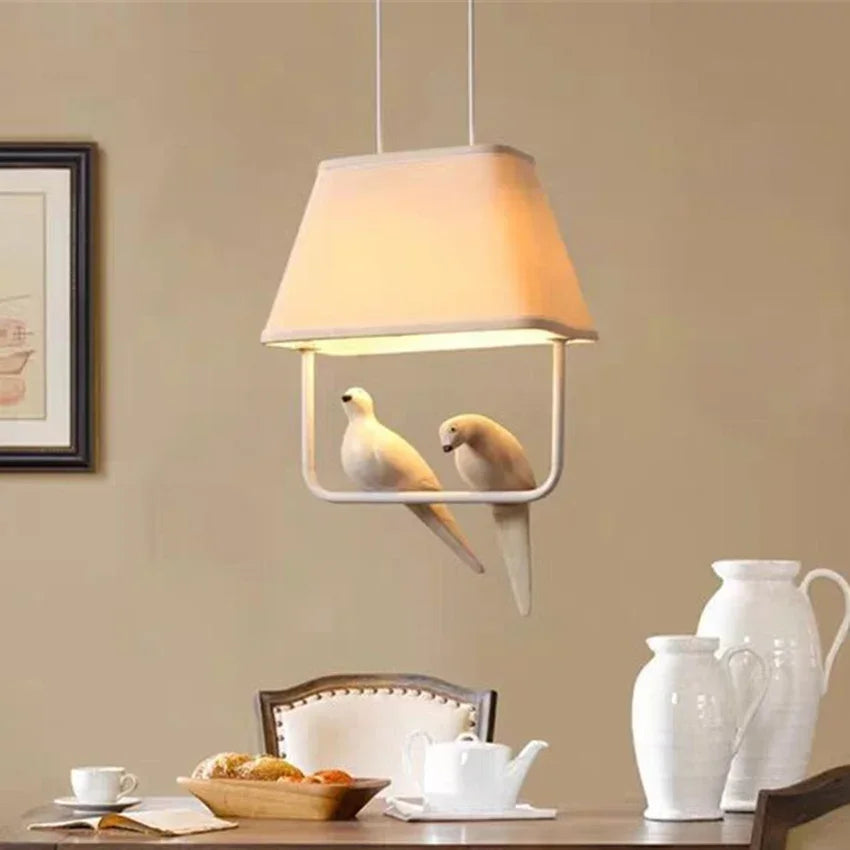 Hängelampe mit Vogel sowie Leinen-Schirm – Stimmungsvolles und Einzigartiges Design
