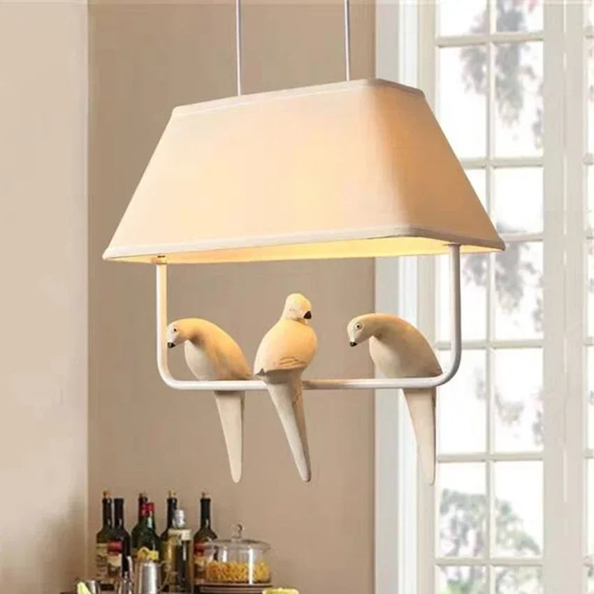 Hängelampe mit Vogel sowie Leinen-Schirm – Stimmungsvolles und Einzigartiges Design