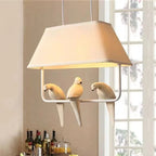 Hängelampe mit Vogel sowie Leinen-Schirm – Stimmungsvolles und Einzigartiges Design