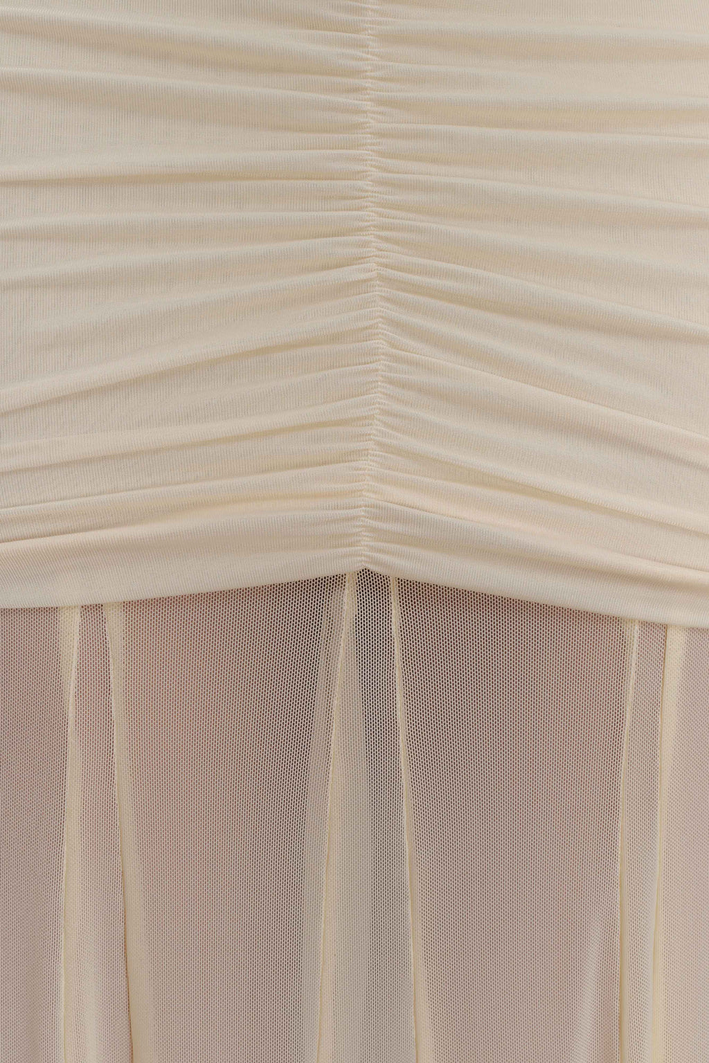 Caspian – Schulterfreies Maxikleid mit Mesh-Akzenten