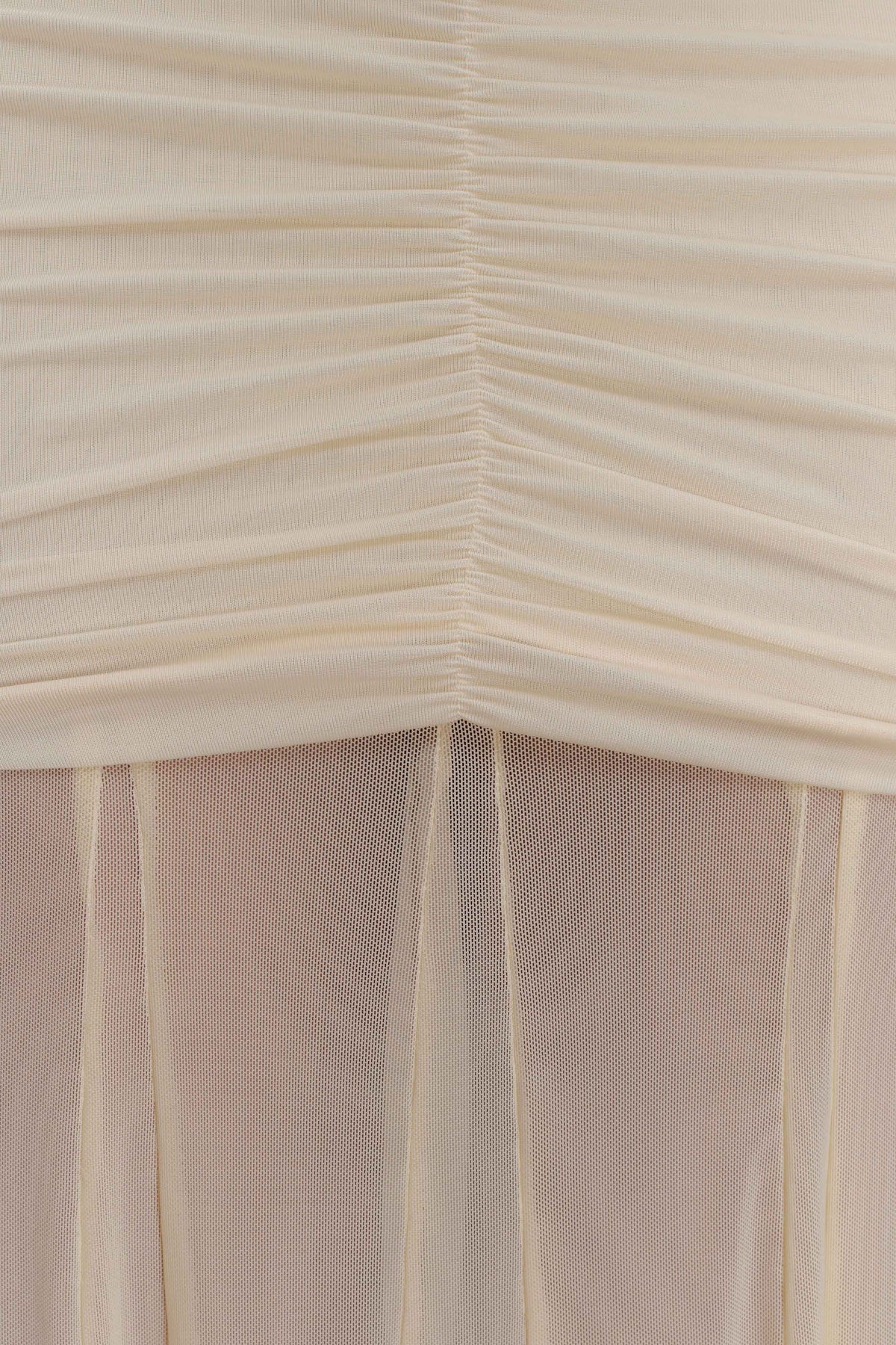 Caspian – Schulterfreies Maxikleid mit Mesh-Akzenten