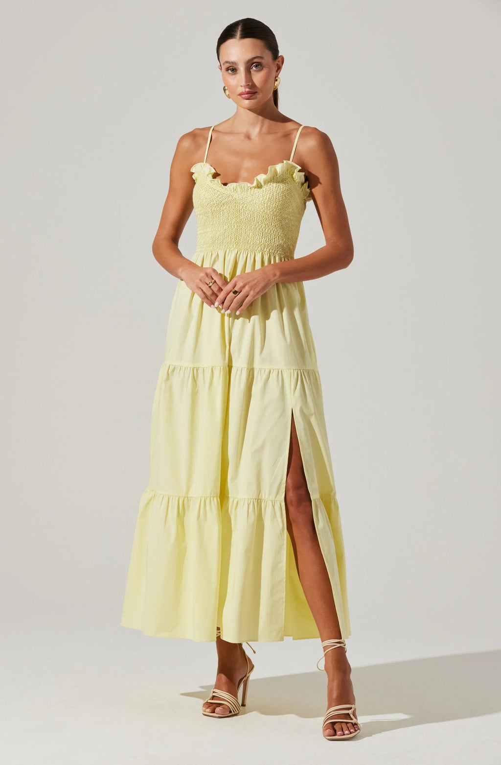 Seraphine – Maxikleid mit Rüschen und Beinschlitz