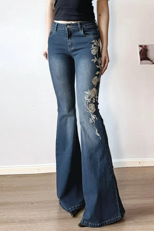Jeans mit Stickerei in Blau