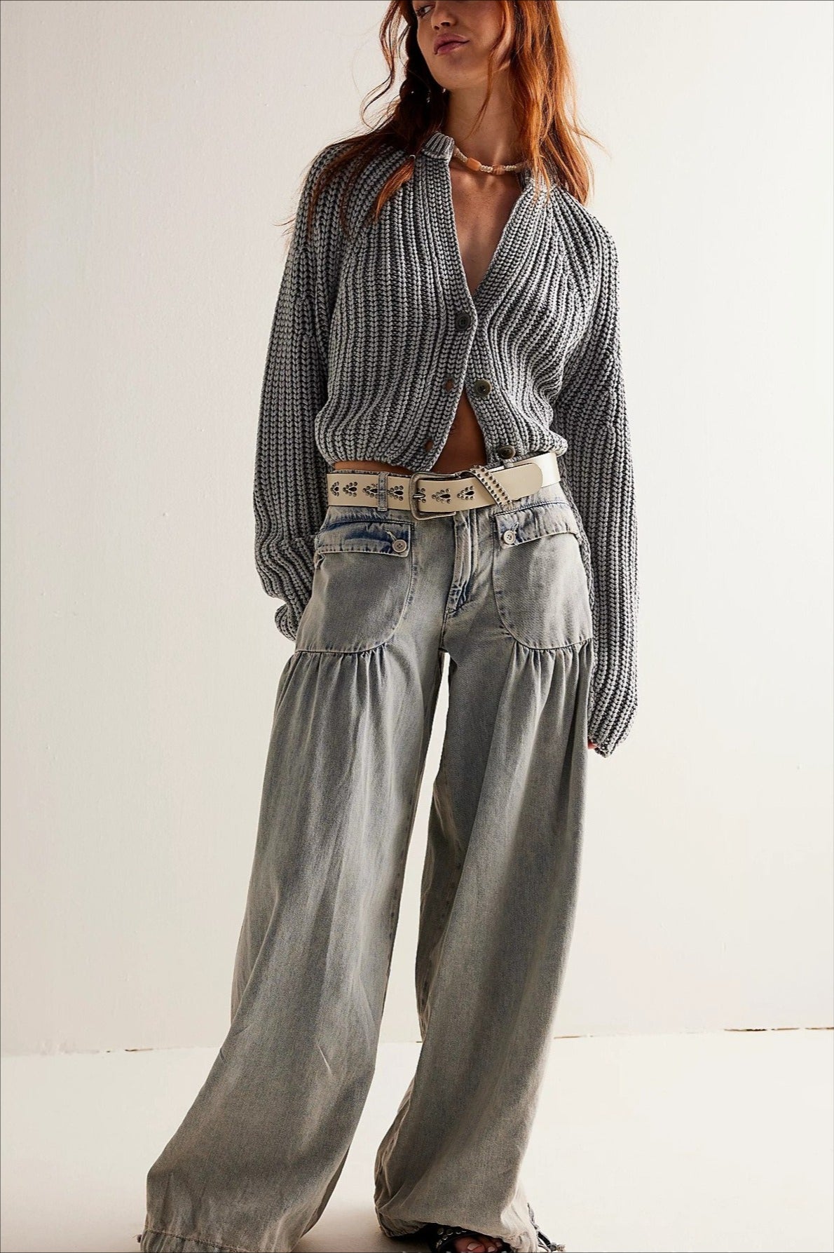 Jeans mit weitem Bein und Raffung in Dunkelblau