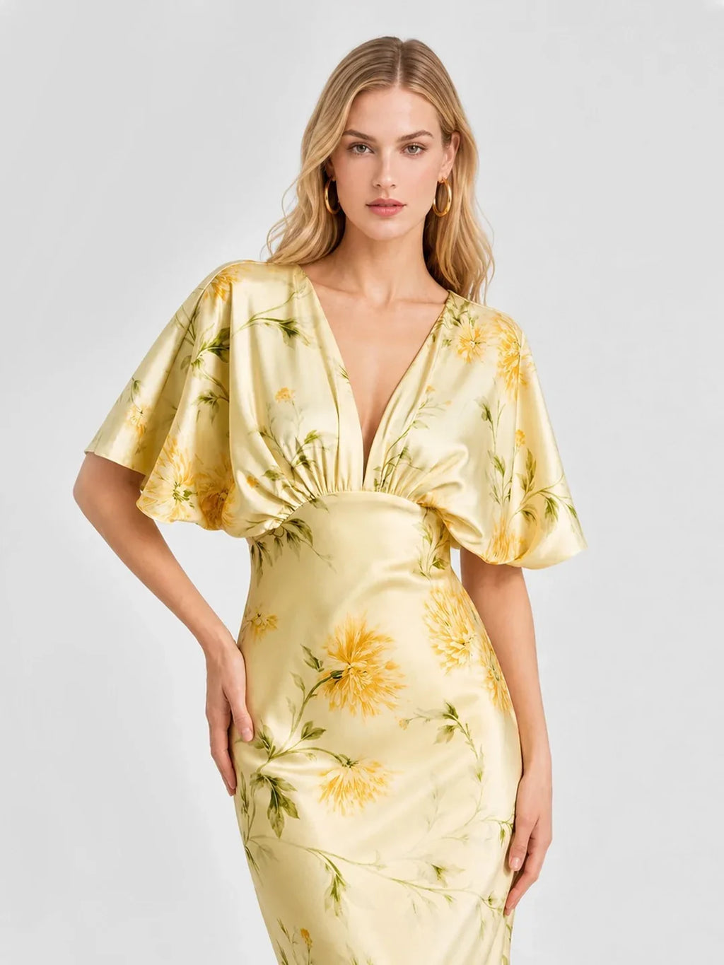 Satin-Maxikleid mit Flügelärmeln und Blumenmuster
