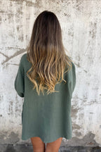 Locker geschnittene Strickjacke mit V-Ausschnitt und langen Ärmeln