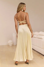 Ray – Satin-Maxikleid mit offenem Rücken und A-Linien-Rock