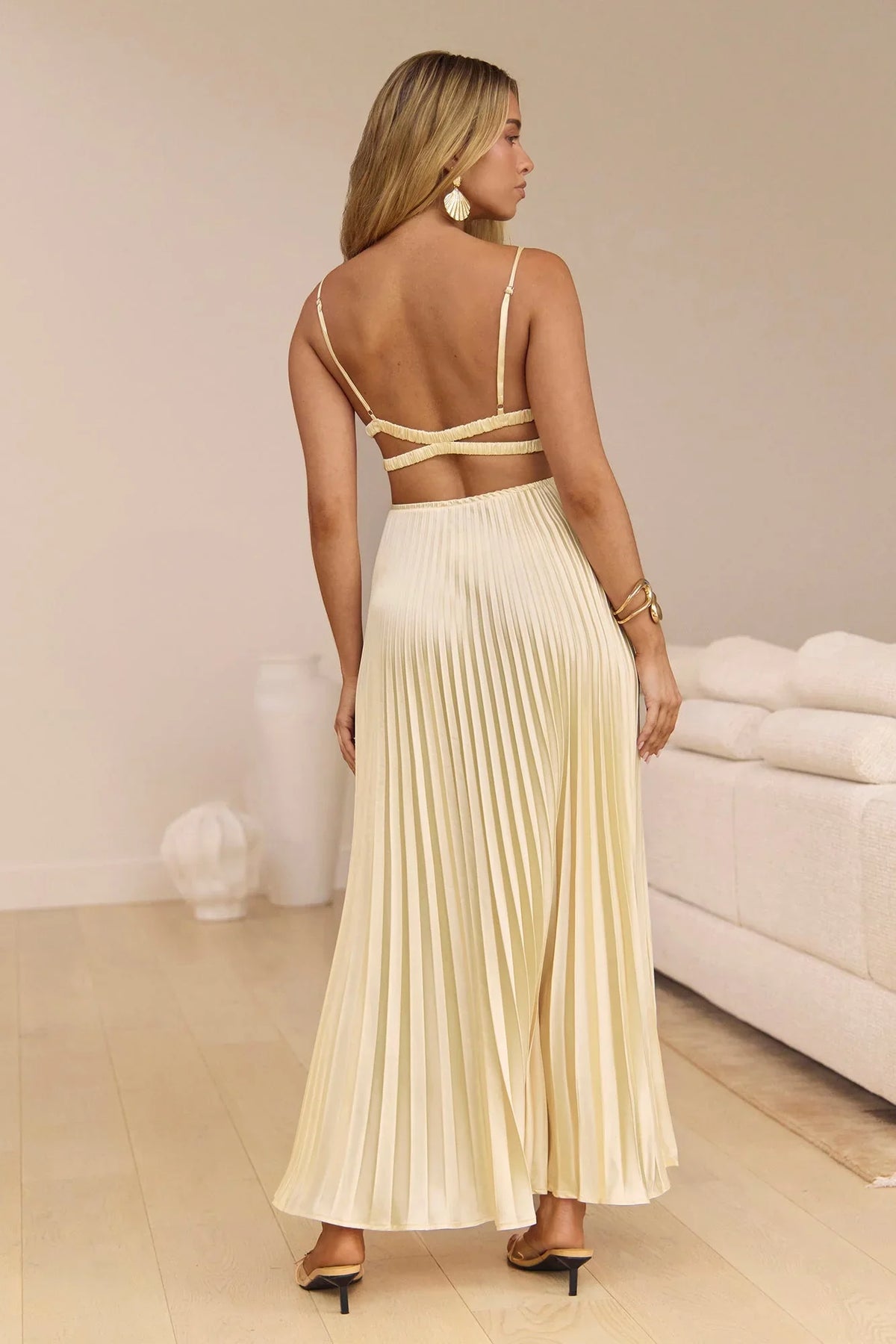 Ray – Satin-Maxikleid mit offenem Rücken und A-Linien-Rock
