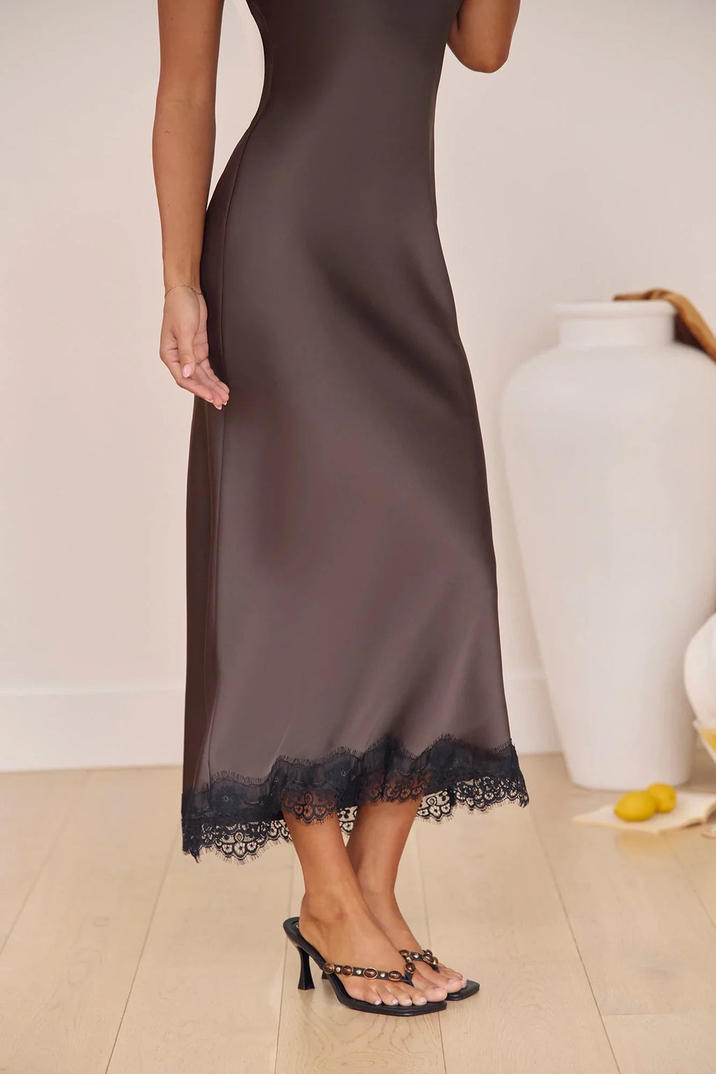 Feel – Satin-Maxikleid mit Neckholder und offenem Rücken