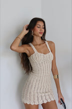 Kleid mit Aussparungen und Strickstruktur