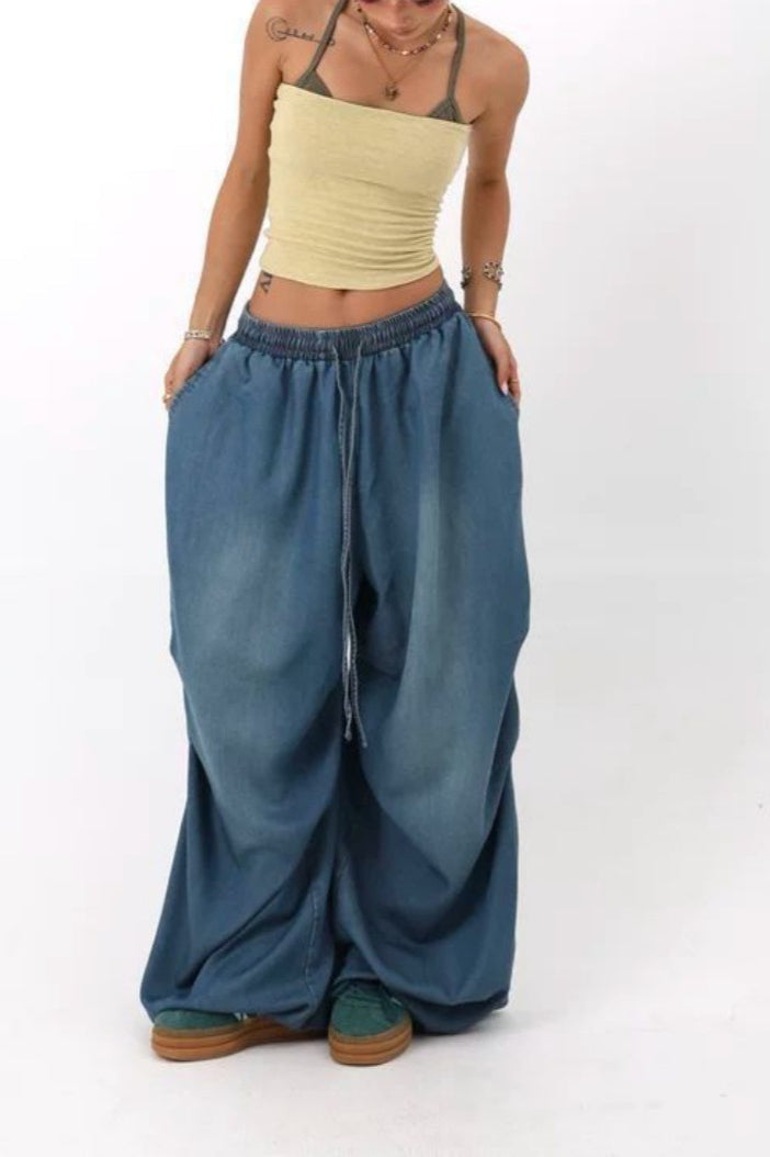 Locker geschnittene Jeans mit weitem Bein
