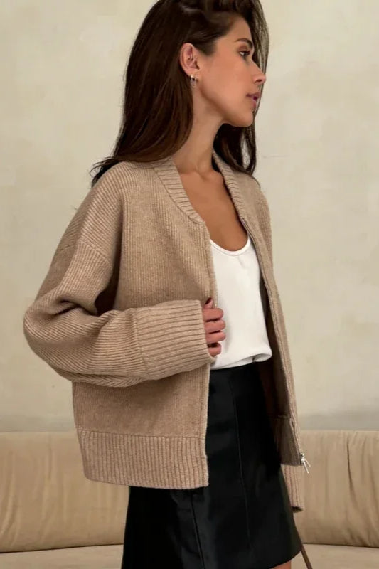 Strickjacke mit Falten, Reißverschluss und Strickstruktur