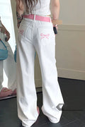 Jeans mit weitem Bein, Schleifendetail und Stickerei