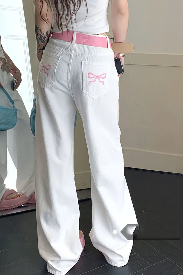 Jeans mit weitem Bein, Schleifendetail und Stickerei