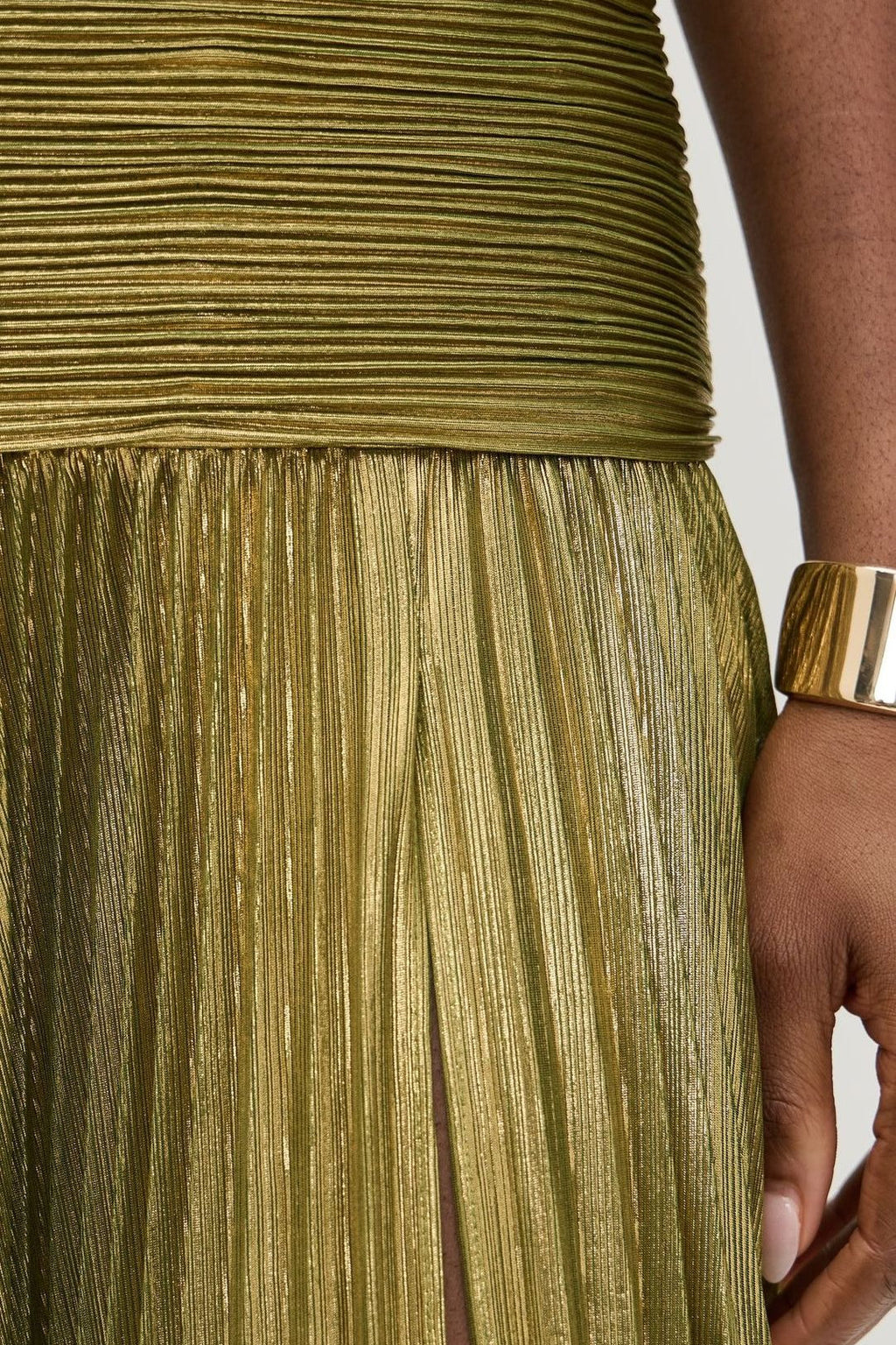 Rückenfreies Maxikleid mit Neckholder, Schlitz und Falten