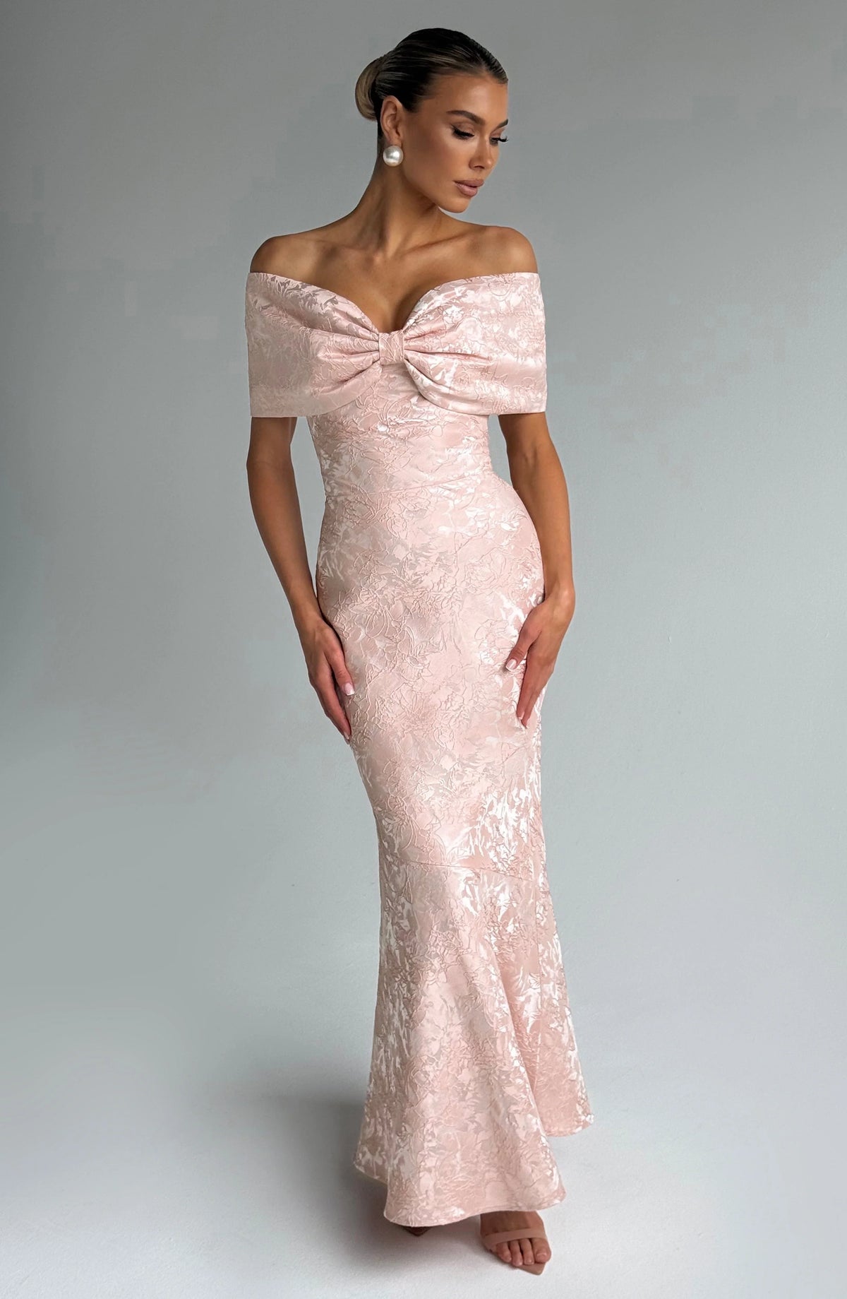 Damen Abendkleid mit Spitze und schulterfreiem Ausschnitt