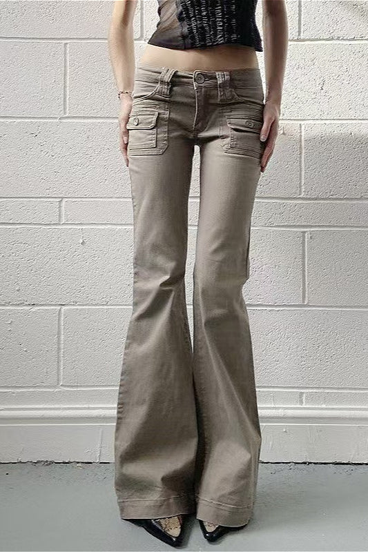 Jeans mit ausgestelltem Schnitt und niedriger Taille in Khaki