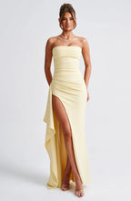 Zafira – Schulterfreies Maxikleid mit Beinschlitz und Falten