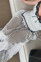 Asymmetrisches Maxikleid mit Punktemuster und Schleifendetail
