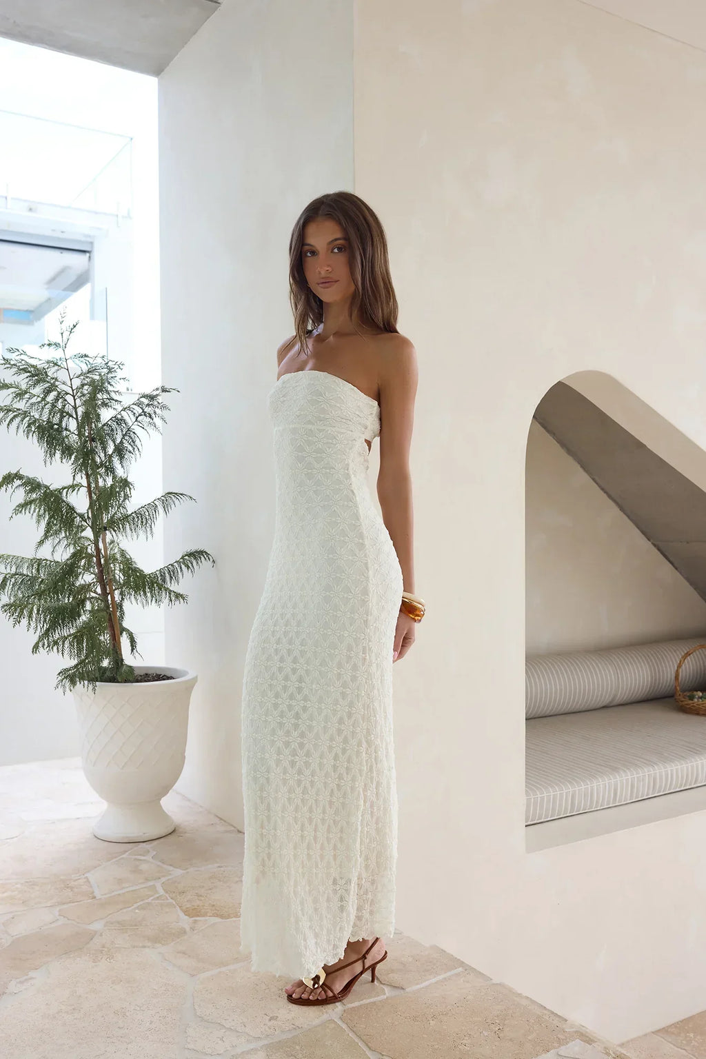 Schulterfreies Maxikleid mit Cut-outs