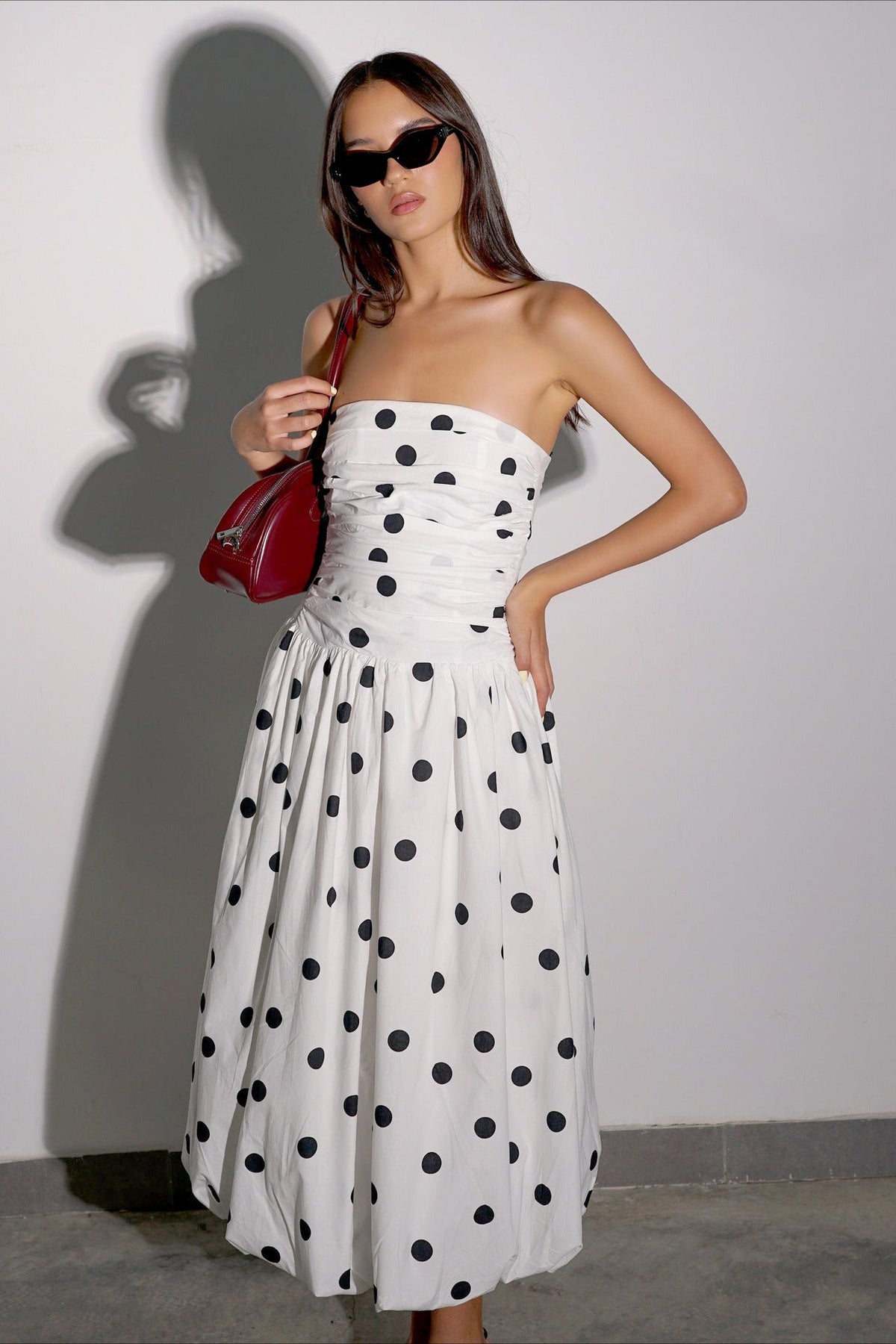 Trägerloses Maxikleid mit Punktemuster in Schwarz