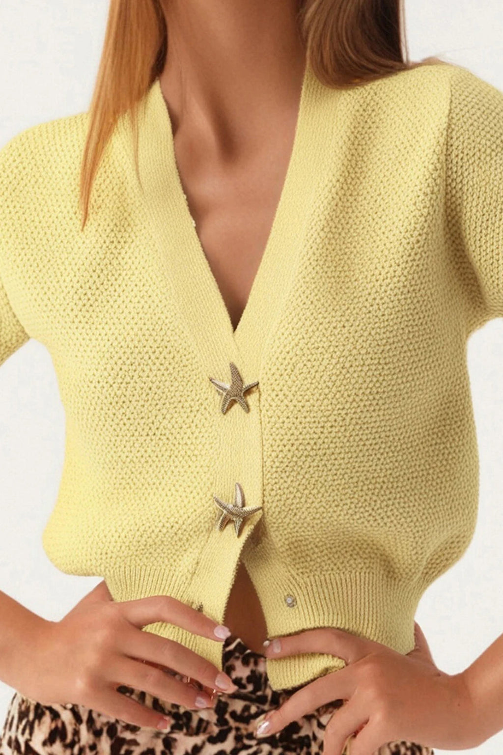 Strickjacke mit kurzen Ärmeln, Knopfdetails und Strickstruktur