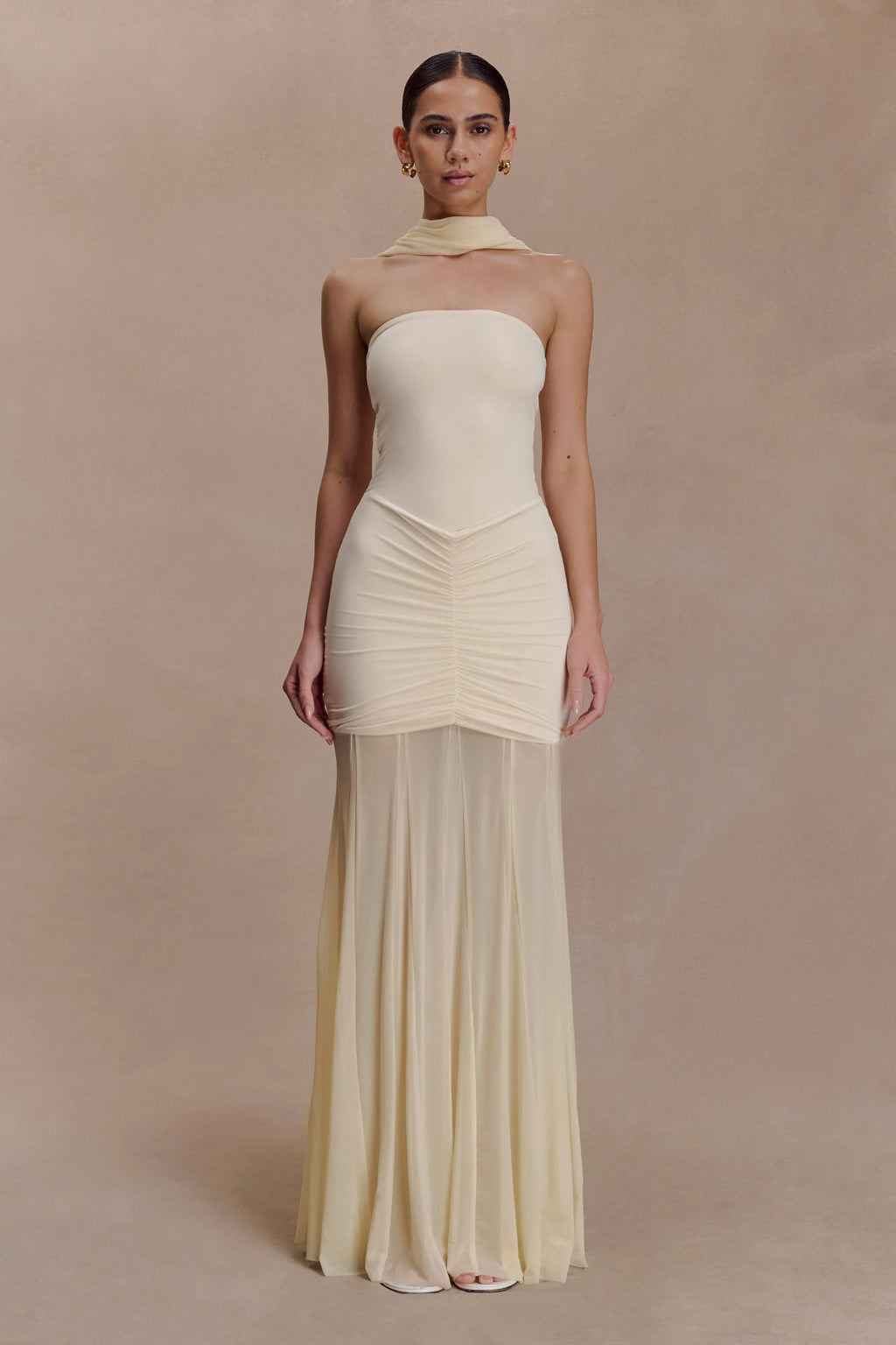 Caspian – Schulterfreies Maxikleid mit Mesh-Akzenten
