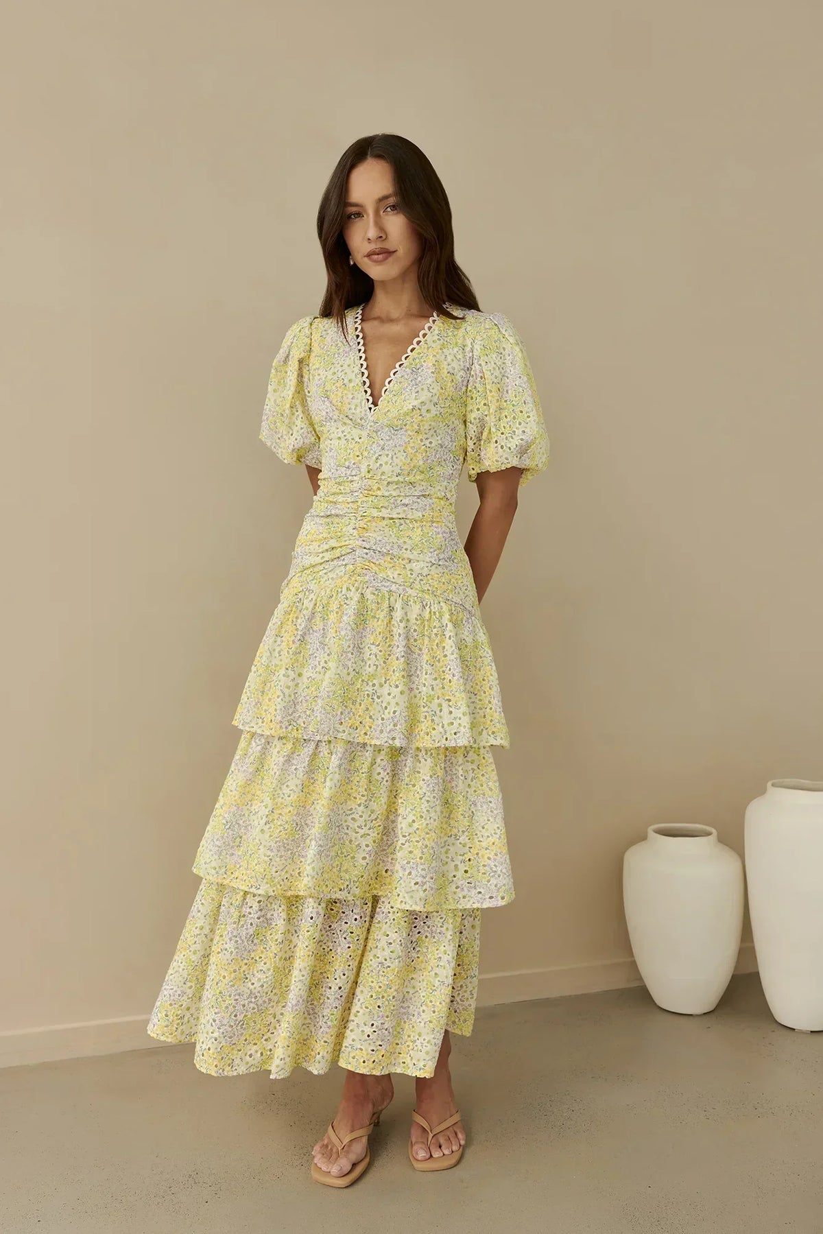 Corinna – Spitzen-Maxikleid mit Puffärmeln und Volants