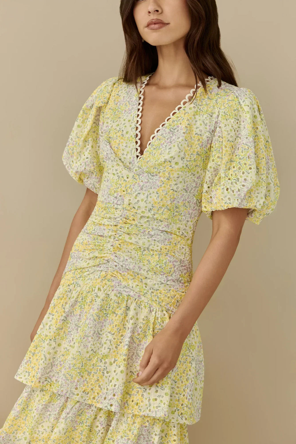 Corinna – Spitzen-Maxikleid mit Puffärmeln und Volants