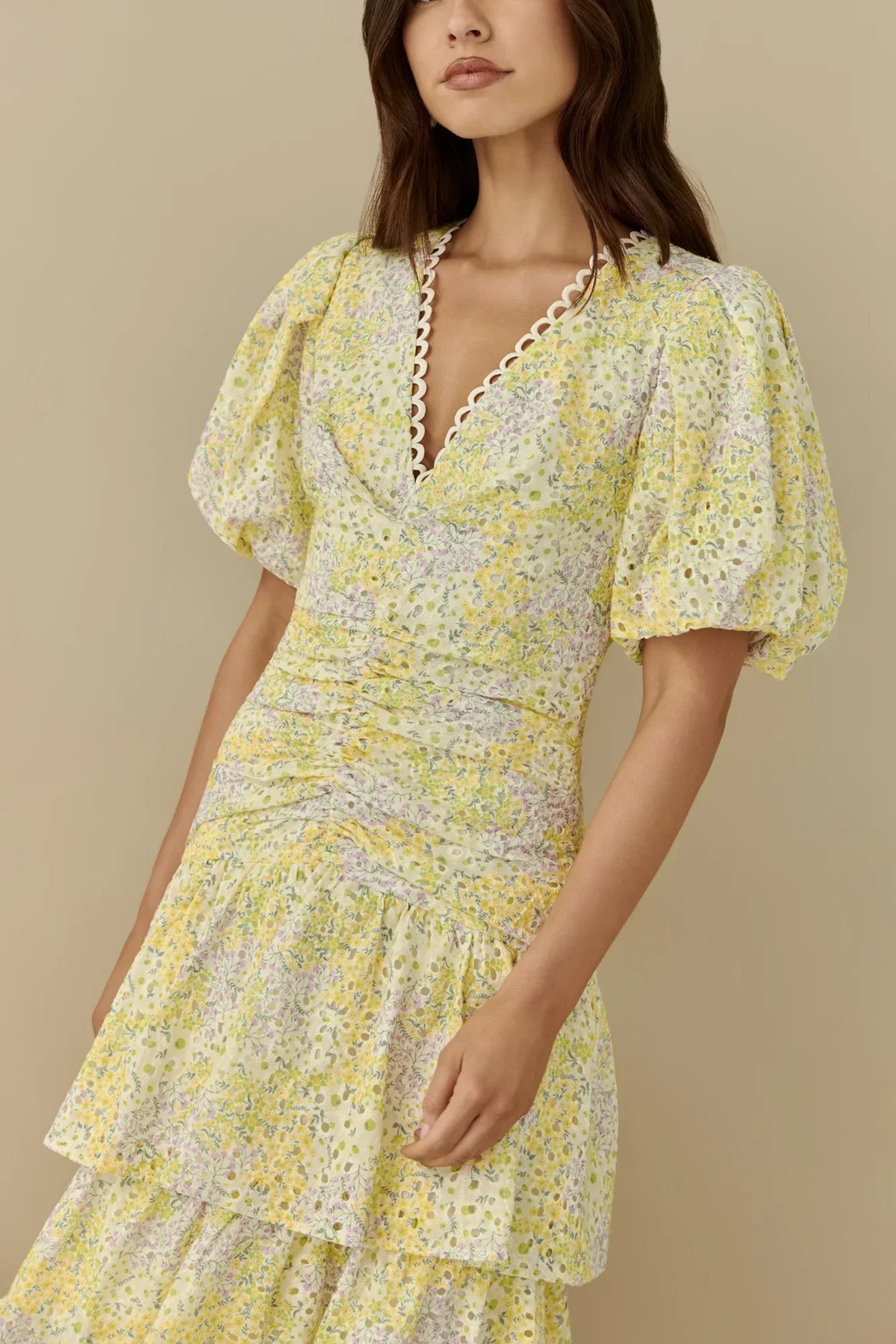 Corinna – Spitzen-Maxikleid mit Puffärmeln und Volants