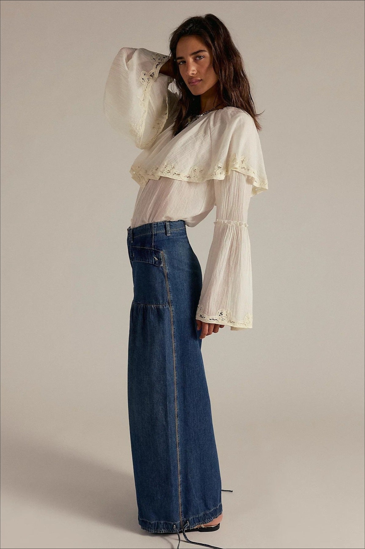 Jeans mit weitem Bein und Raffung in Dunkelblau