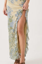Schulterfreies Maxikleid mit Rüschen und Beinschlitz