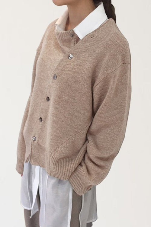 Asymmetrischer Pullover mit Rundhalsausschnitt, Knopfdetails und Strickstruktur