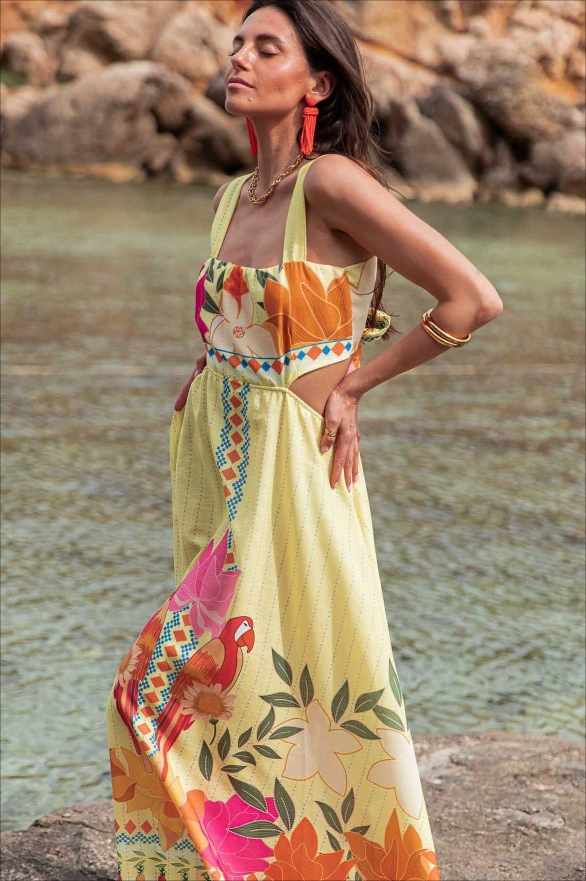 Maxikleid mit Aussparungen, Bindedetail und Blumenmuster in Gelb