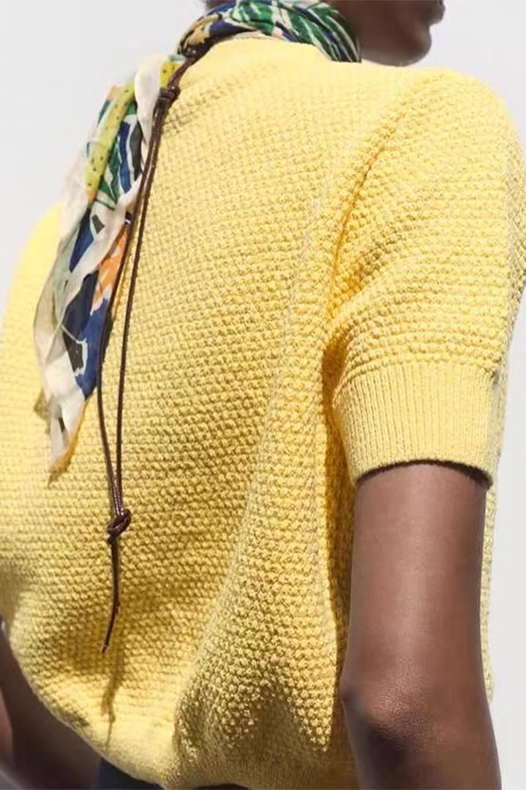 Strickjacke mit kurzen Ärmeln, Knopfdetails und Strickstruktur