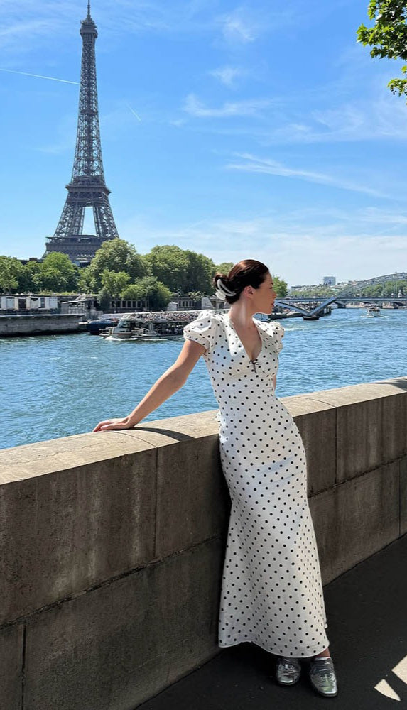 Figurbetontes Maxikleid mit V-Ausschnitt und Punktemuster