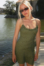 Minikleid mit Punktemuster und Rüschen in Grün