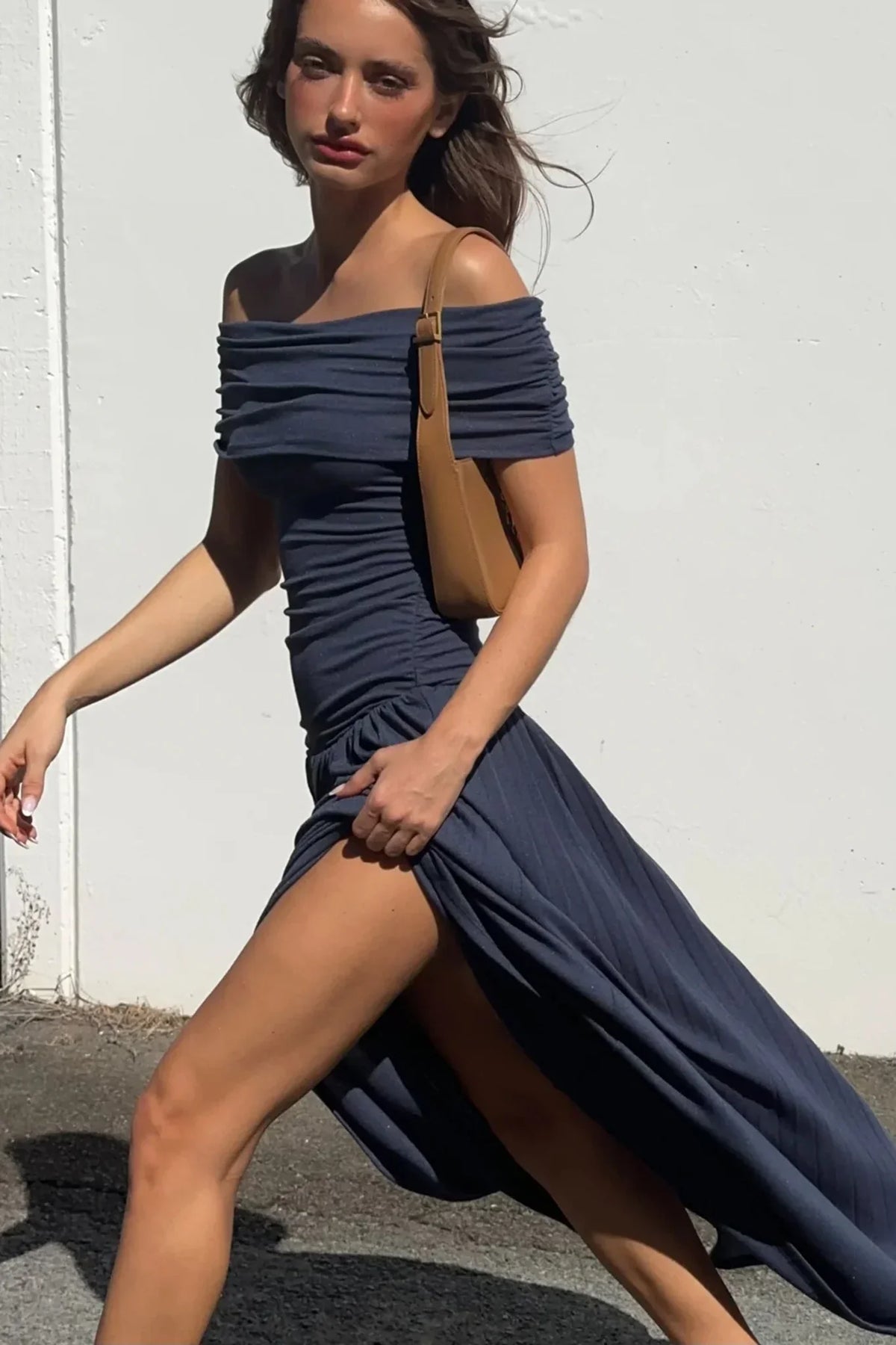 Schulterfreies Maxikleid mit Falten