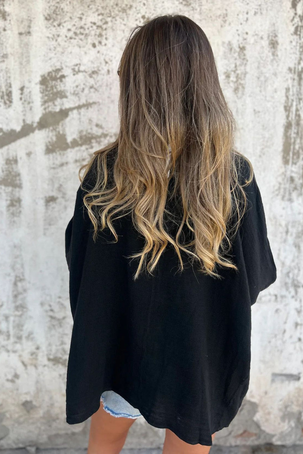 Locker geschnittene Strickjacke mit V-Ausschnitt und langen Ärmeln