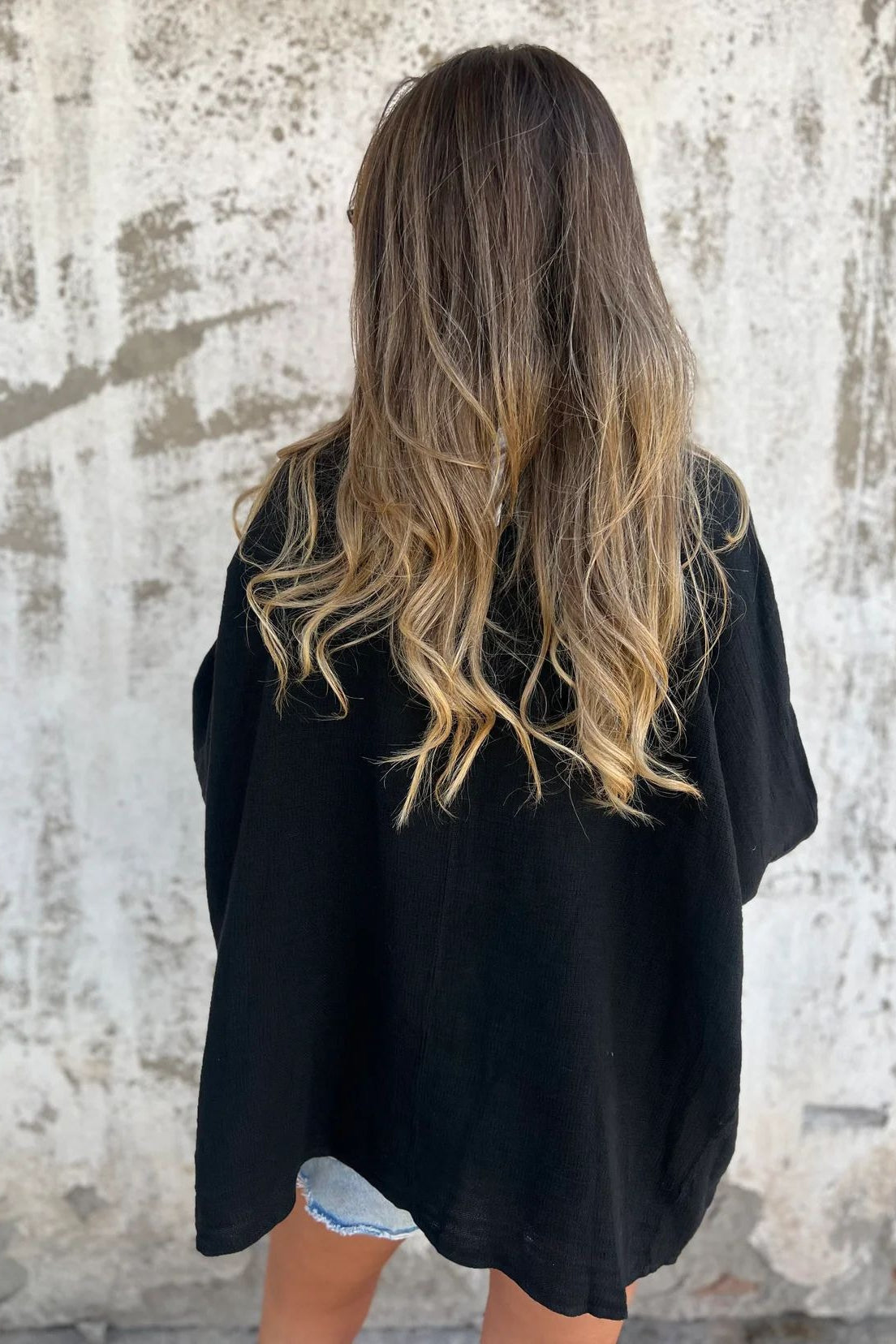 Locker geschnittene Strickjacke mit V-Ausschnitt und langen Ärmeln