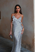 Figurbetontes Maxikleid mit Punktemuster und Satinoptik
